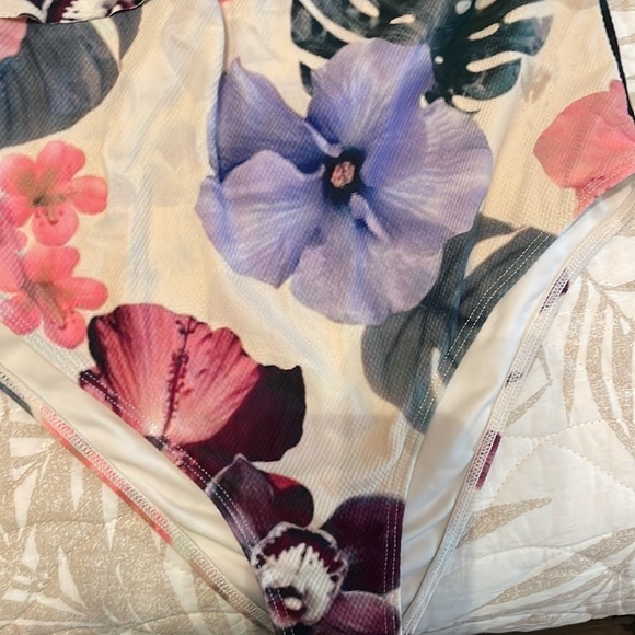 Lovers and friends floral ruffle one piece bathing suit size small - Picture 10 of 12